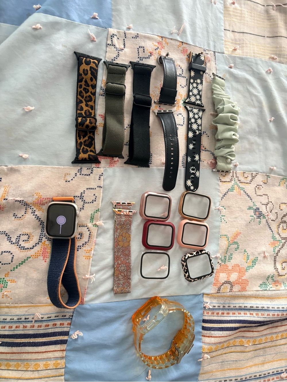 Apple Watch SE bundle - Picture 3 of 3